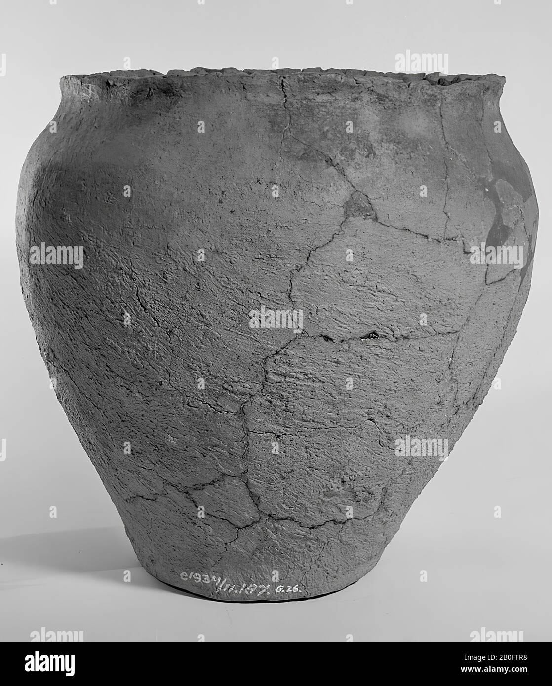 Germanic urn of earthenware with serrated edge. Old bondings and additions. Contains cremated residues., In this urn found a bee jar e 1934 Stock Photo