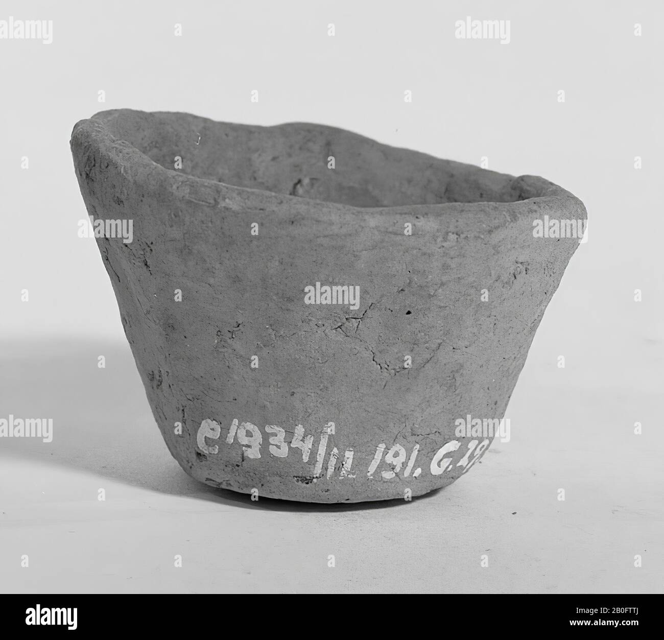 Very small pottery pottery., side pot, earthenware, h: 3.7 cm, diam: 5 cm, prehistory -800 Stock Photo
