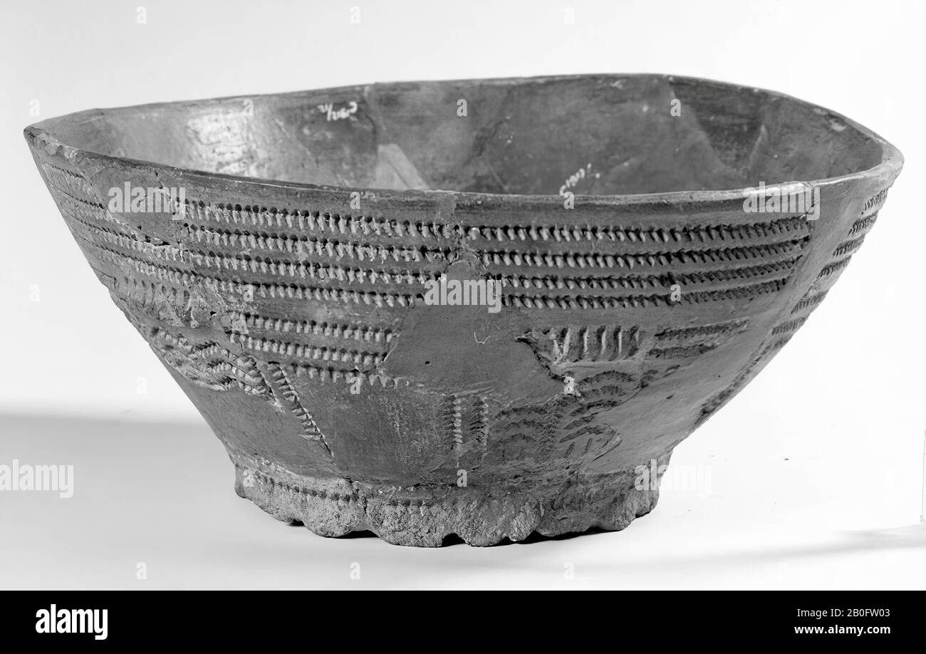 Bowl of pottery on a foot - a kind of stand ring. The bowl and foot are decorated differently in braid ornament. Unstable old bonding and additions., Bowl, earthenware, h: 10.2 cm, diam: 23 cm, prehistory -3400 Stock Photo