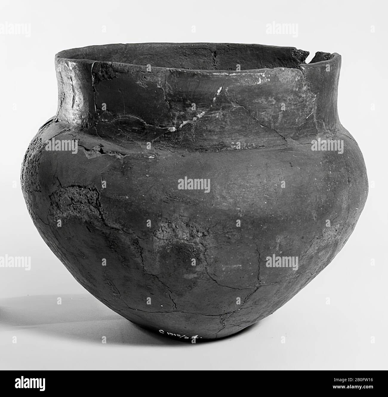 Protosaksische urn of pottery. Some bondings and additions, various cracks and surface damage. Contains cremated residues, urn, earthenware, h: 18 cm, diam: 22.5 cm, prehistory -1200 Stock Photo