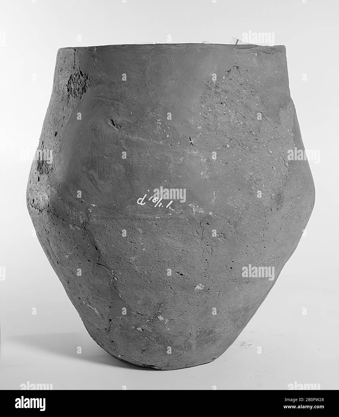 Urn of earthenware. Unstable old bonding and additions, cracks, surface damage. Contains cremated residues, urn, earthenware, h: 25 cm, diam: 22.5 cm, prehistory -1200 Stock Photo