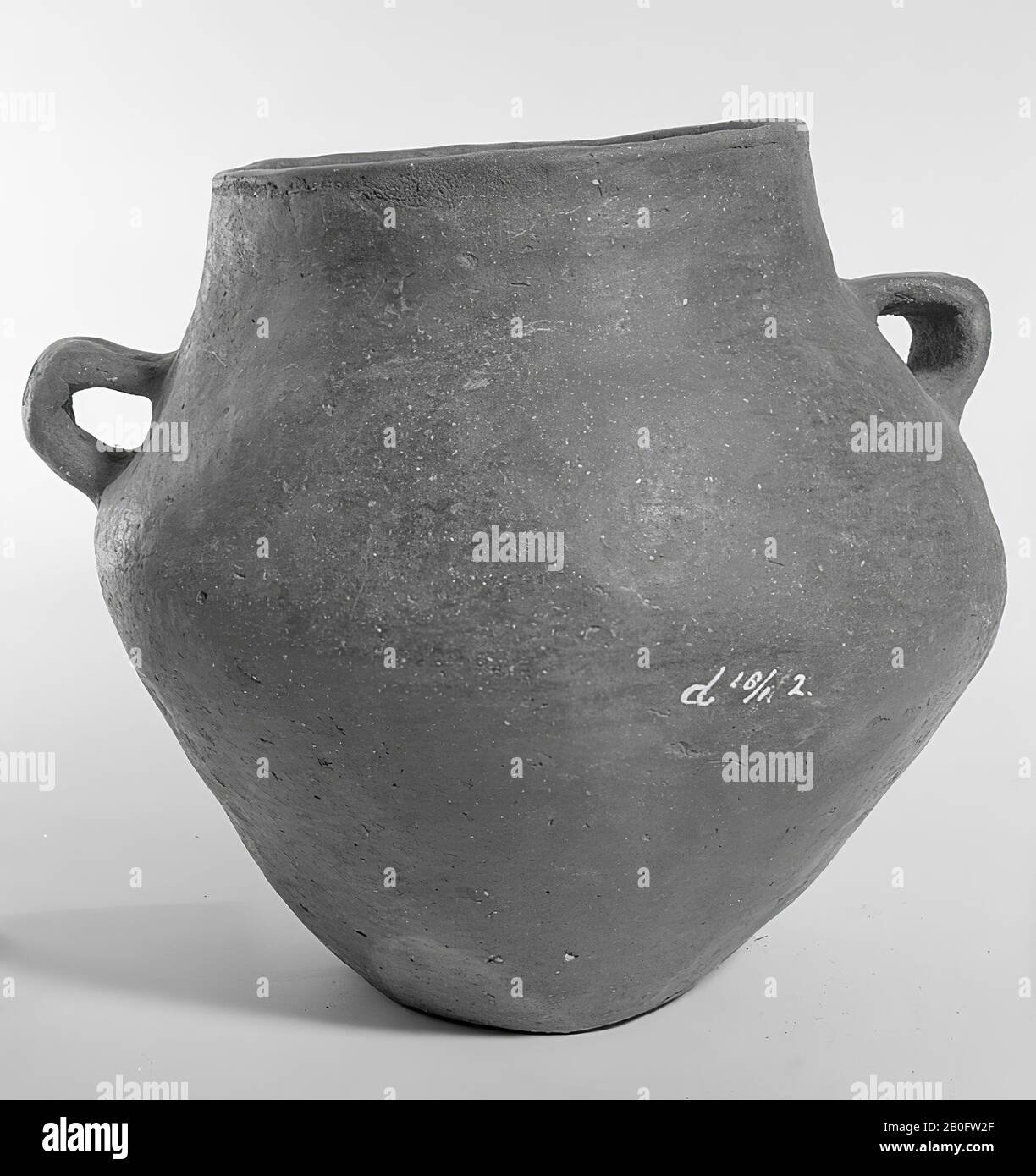 Urn of earthenware with two ears. Cracks from the edge. Contains cremated residues., Earring, pottery, h: 21 cm, diam: 21 cm, br: 23 cm, prehistory -1200 Stock Photo
