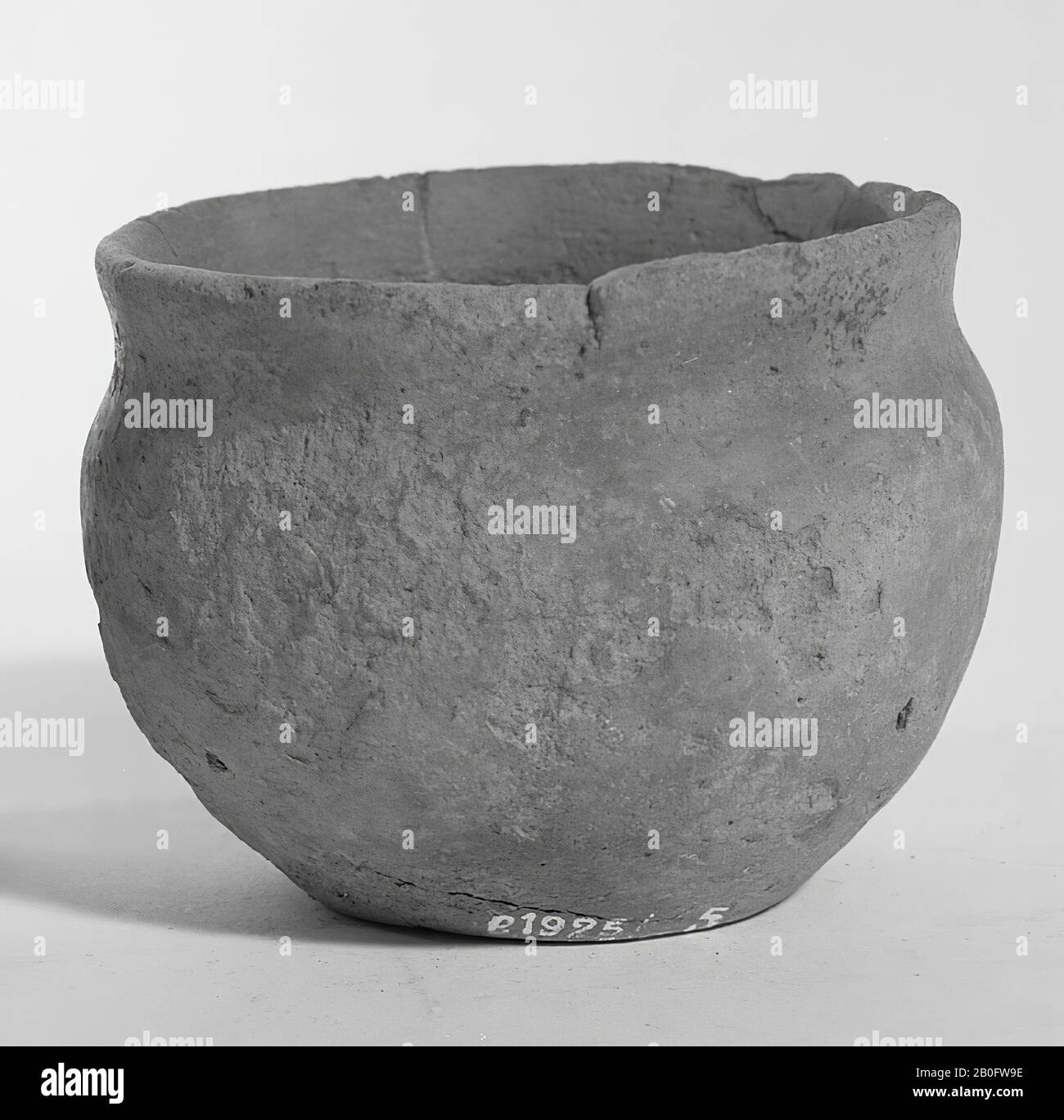 Pottery pansy of spherical model. Old bonding, cracking. Contains cremated residues., Bee pot, earthenware, h: 6.5 cm, diam: 8.5 cm, prehistory -800 Stock Photo