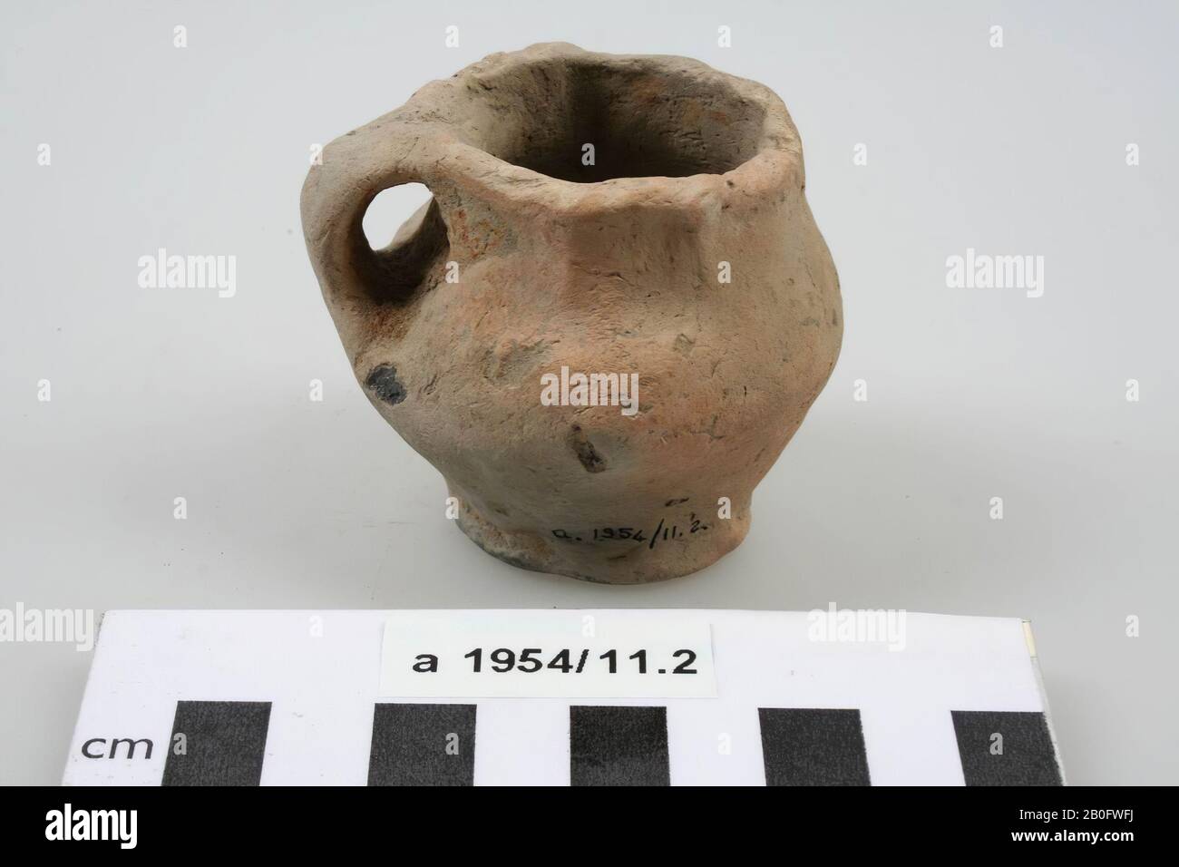 Miniature pot with ear of coarse Frisian, hand shaped pottery., pot, miniature pot, earthenware (hand shaped), h: 5.5 cm, diam (incl. ear): 6.5 cm, roman, Netherlands, Friesland , Ferwerderadiel, Janum Stock Photo