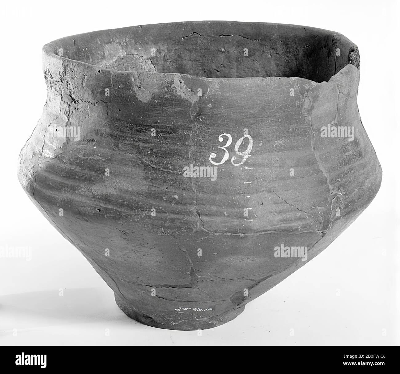 Capillary urn of earthenware with rim and pressed rings and with separately formed foot. Contains cremated residues, urn, earthenware, h: 17 cm, diam: 23 cm, prehistory -1200 Stock Photo