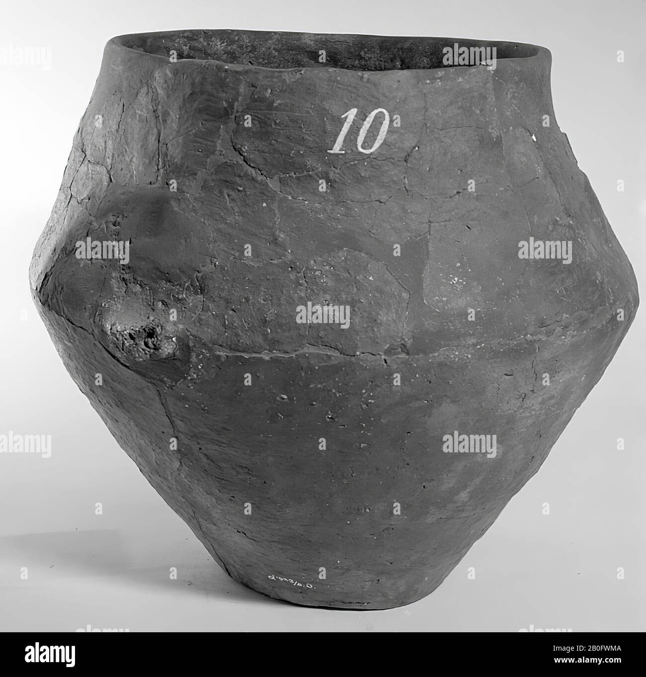 Proto-Saxon urn of earthenware with protrusion, undecorated. Unstable old bonding and additions, cracks, surface damage. Contains cremated residues, urn, earthenware, h: 25 cm, diam: 29 cm, prehistory -1200 Stock Photo