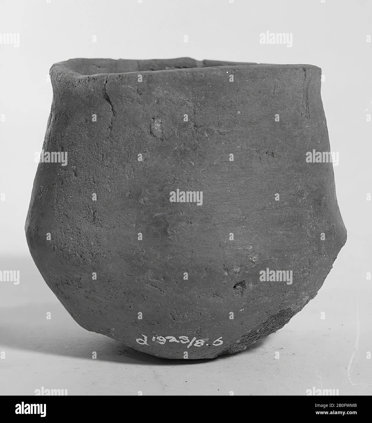 Little urn of earthenware. Old bonding, gap in the wall, surface damage. Contains cremated residues., Pot, pottery, h: 6,6 cm, diam: 7,4 cm, prehistory -1200 Stock Photo