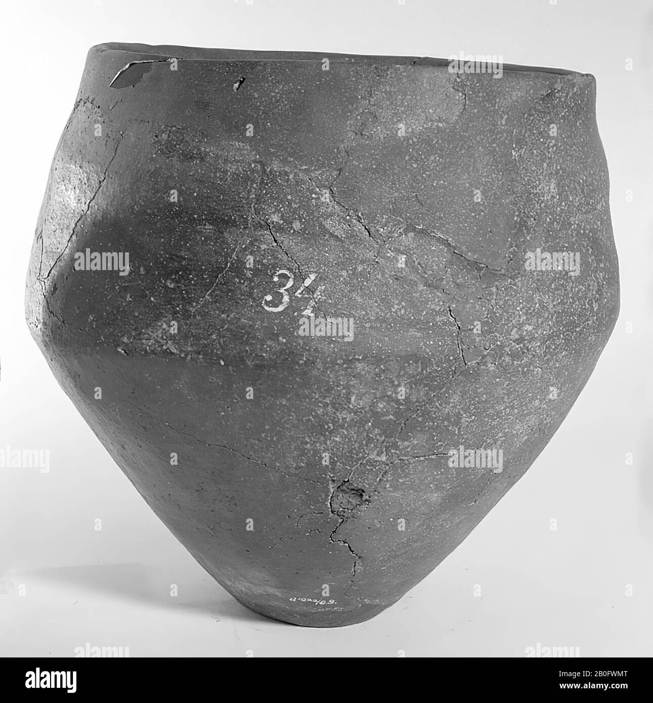 Protosaksische urn of pottery. Unstable old bonding and additions, surface damage. Contains cremated residues, urn, earthenware, h: 26.4 cm, diam: 26.5 cm, prehistory -1200 Stock Photo