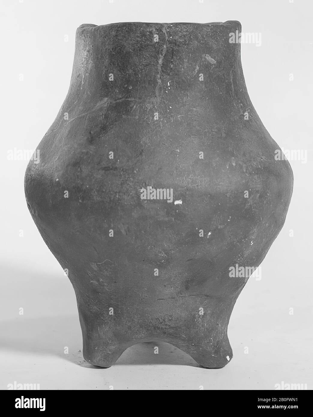 Plaster cast of a protosaksisch potje with three feet., casting, pot, plaster, h: 10 cm, diam: 8 cm, prehistory -1200 Stock Photo