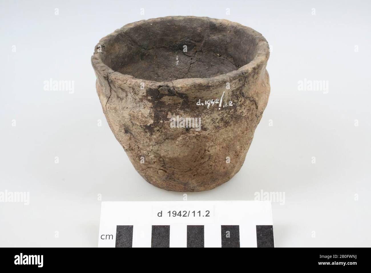 Jar of pottery. Old bonding and small addition, some cracks from the edge, chip off the edge. Contains cremated residues., Pot, earthenware, h: 9.1 cm, diam: 11.3 cm, prehistory, The Netherlands, Gelderland, Winterswijk, Ratum Stock Photo