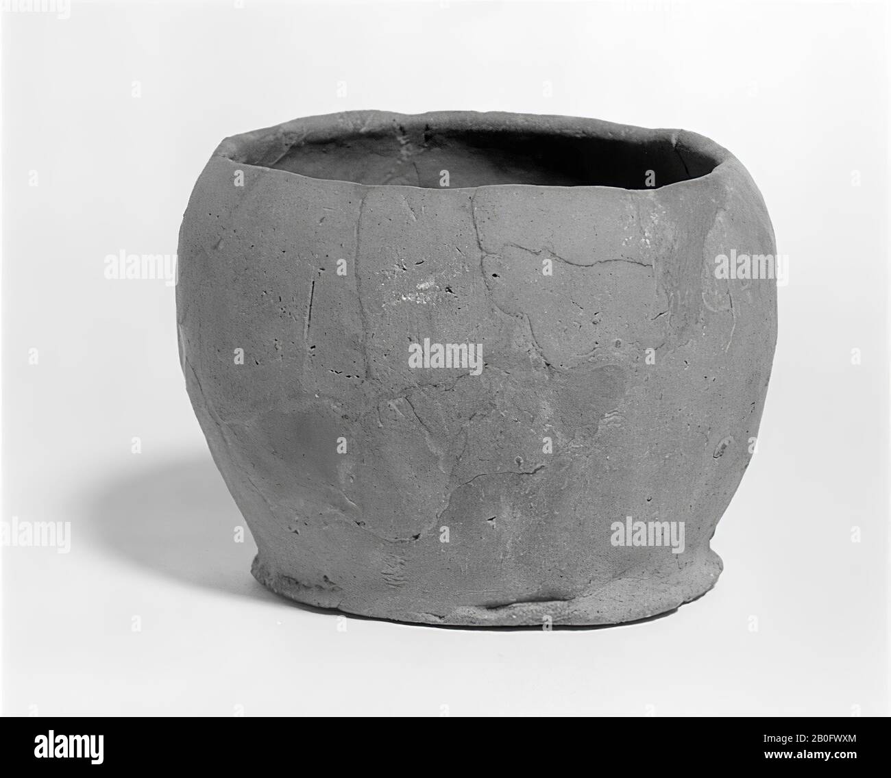 Little urn of earthenware. Glueing and additions, piece from the edge is missing. Contains cremated residues., Pot, earthenware, h: 8.5 cm, diam: 11 cm, prehistory 1200-800 BC, Netherlands, Gelderland, Epe, Niersen, hill G1 Stock Photo