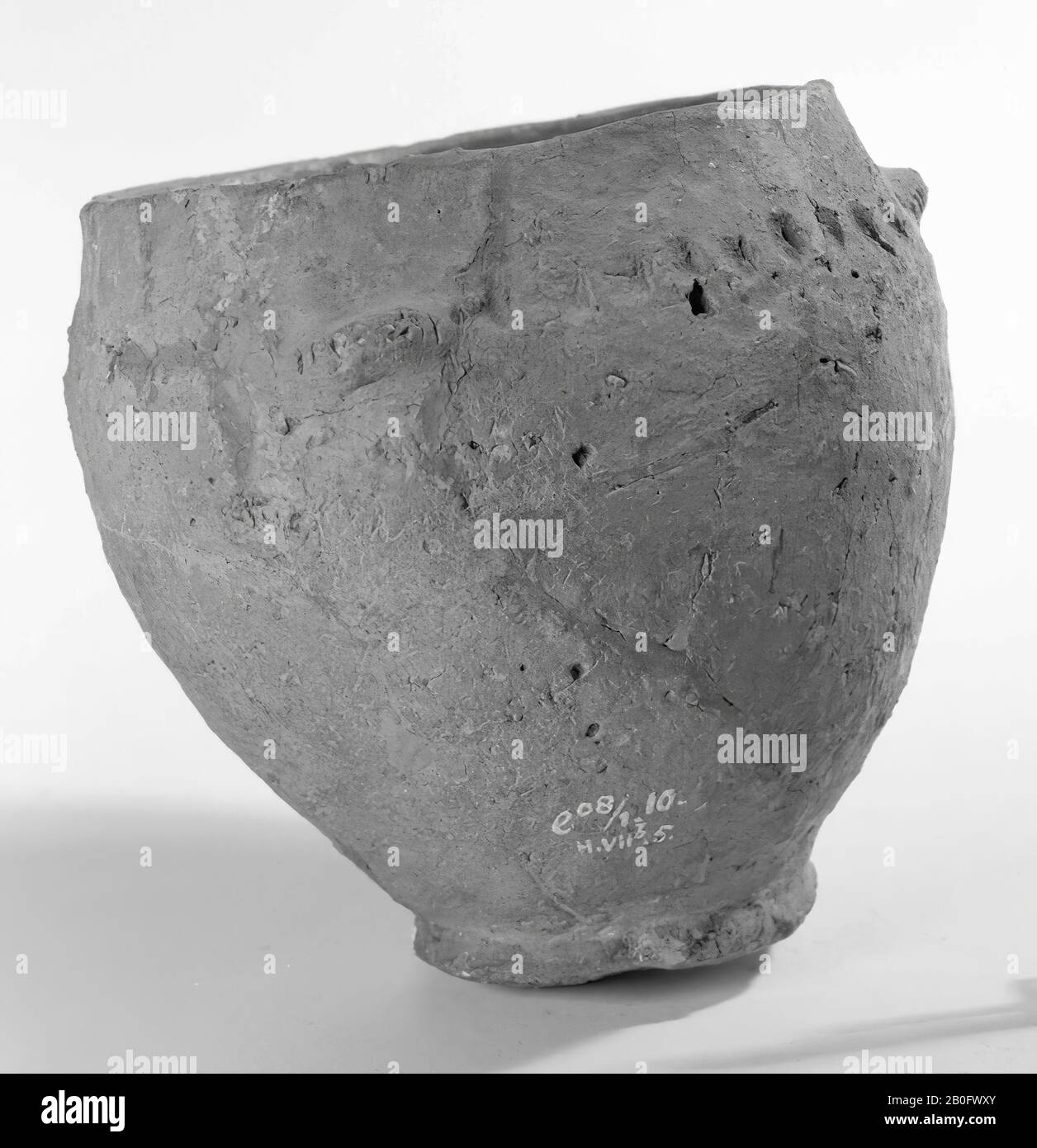 Coarse urn with 2 protrusions of Kümmerkeramiek. Old bondings and additions, chips from the bottom edge, urn, earthenware, h: 16 cm, diam: 16,1 cm, prehistory -1200 Stock Photo