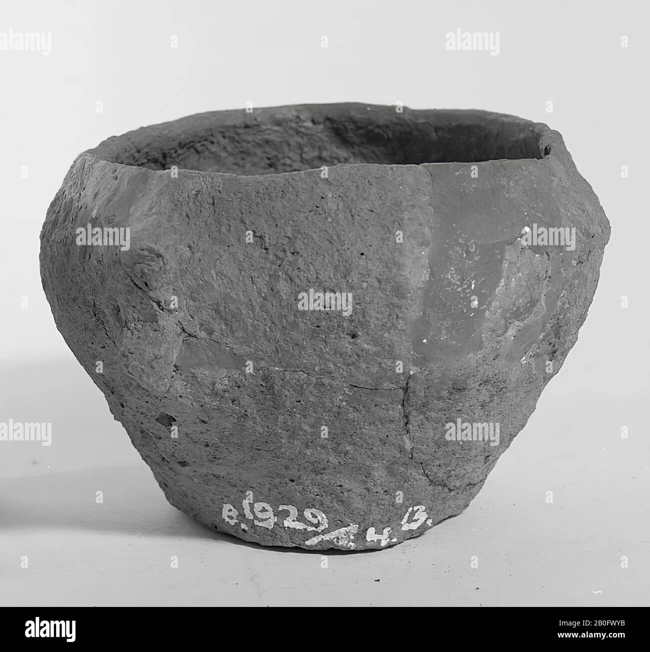 Small pottery of earthenware with curved edge and protrusion. Old bondings and additions., Bijpot, pottery, h: 7 cm, diam: 10,4 cm, br: 11 cm, prehistory -1200 Stock Photo