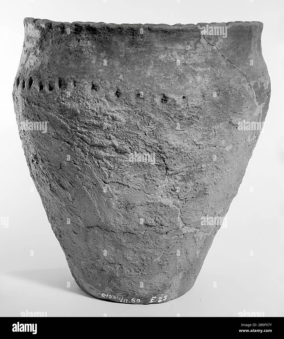 Germanic urn of earthenware with on the shoulder nail impressions and serrated edge. Many glueing. Contains cremated residues, urn, earthenware, h: 23.5 cm, diam: 22 cm, prehistory -800 Stock Photo