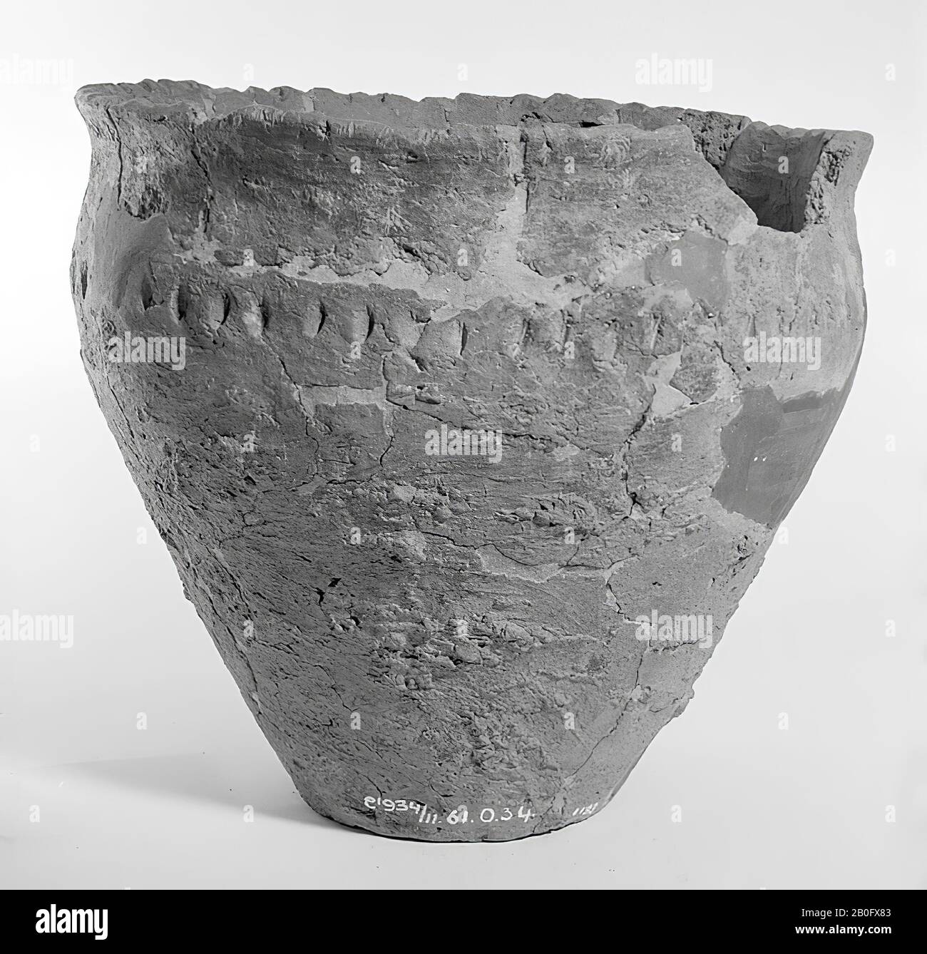 Germanic urn of earthenware with serrated edge. On the shoulder an edge finger impressions. Many glues and additions, lack of edge, some glueing loose., Urn, pottery, h: 21.5 cm, diam: 23.5 cm, prehistory -800 Stock Photo