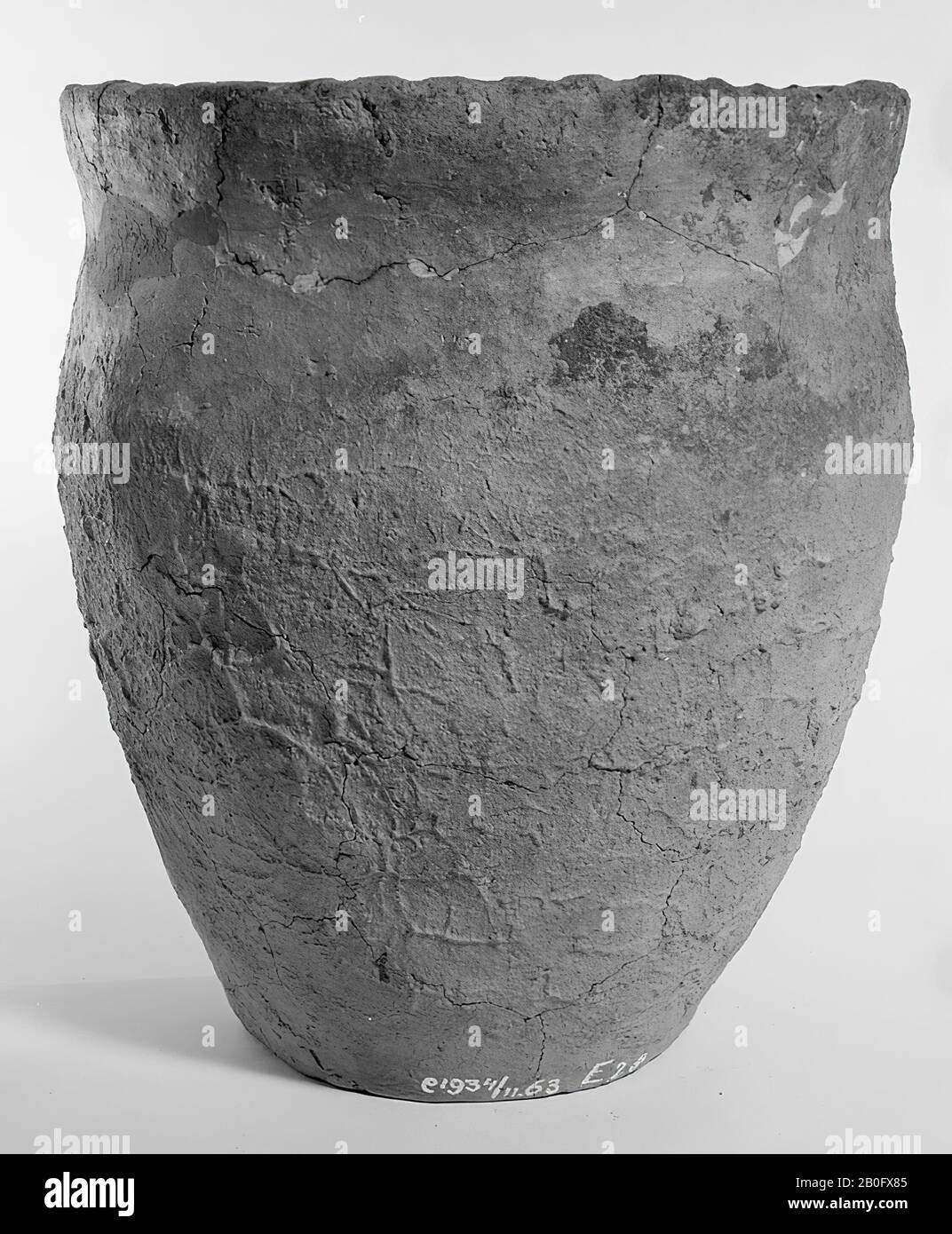 Germanic urn of earthenware with serrated edge. Shred from the edge is missing, bonding and 1 loose fitting at the edge, complement in the bottom, various surface cracks, urn, earthenware, h: 22.5 cm, diam: 19 cm, prehistory -800 Stock Photo