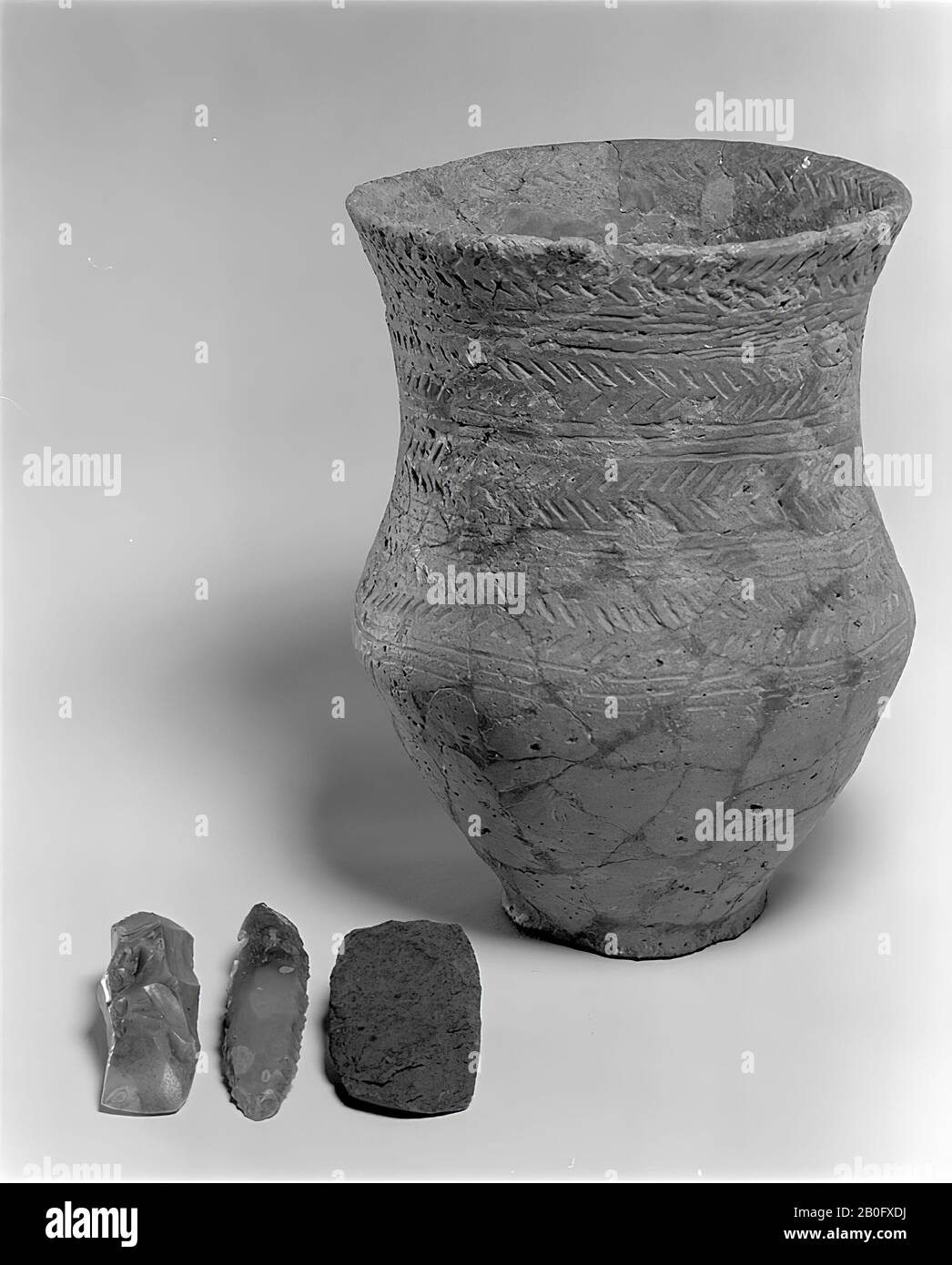 High, slender, so-called rope sun cup with S-shaped profile. Only the top half up to the bell chest is decorated with zones with herringbone pattern, notched, separated by 3 or 4 horizontal lines each. Slightly set foot, cup, earthenware, prehistory -2300 Stock Photo
