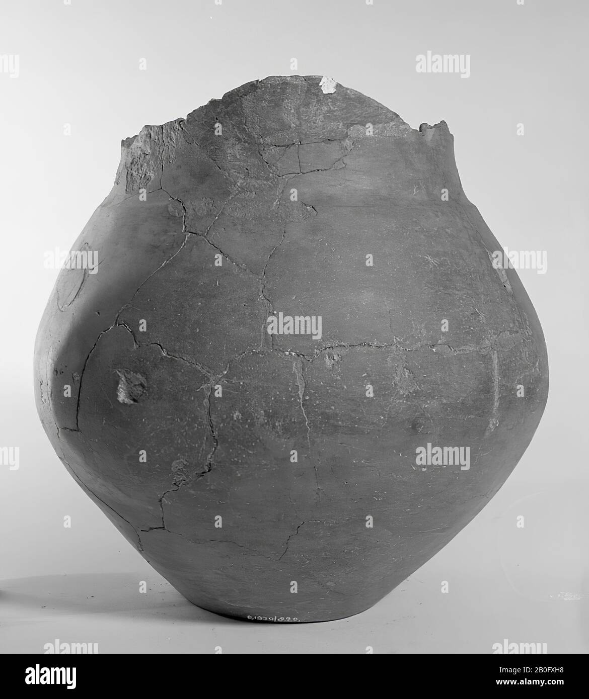 Hallstatturn of earthenware of particularly faint shape. Rand is missing. Old bondings and additions, surface damage. Contains cremated residues, urn, earthenware, h: 23 cm, diam: 23 cm, prehistory -800 Stock Photo