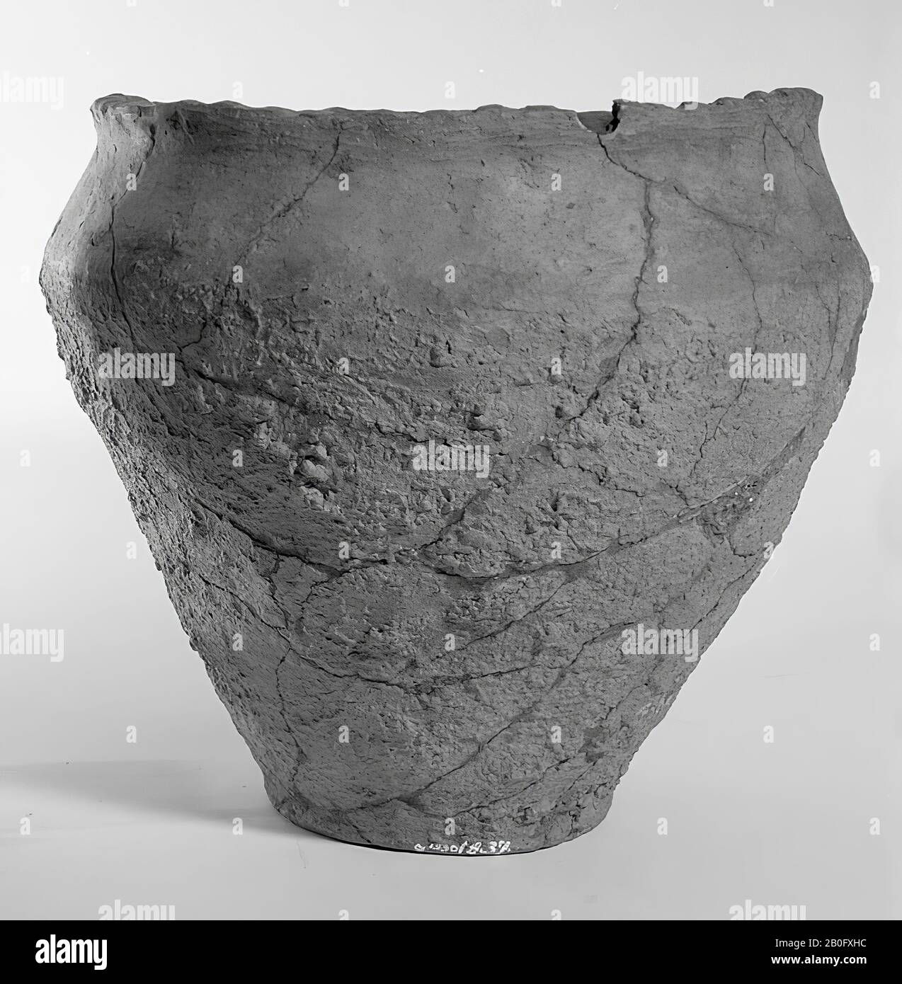 Cartel rim of earthenware. Old bonding and additions, small gap in the edge. Contains cremated residues, urn, earthenware, h: 20 cm, diam: 23 cm, prehistory -800 Stock Photo