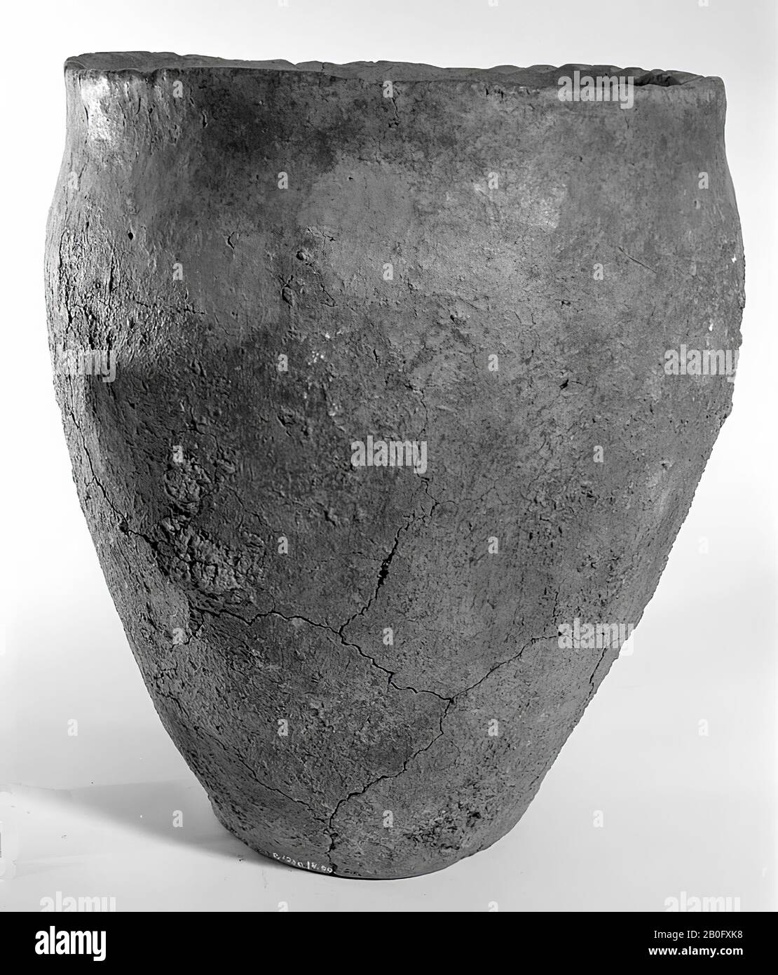Germanic cartel edge of earthenware. Circumferential, splitting cracks in the wall. Contains cremated residues, urn, earthenware, h: 28 cm, diam: 25.5 cm, prehistory -800 Stock Photo