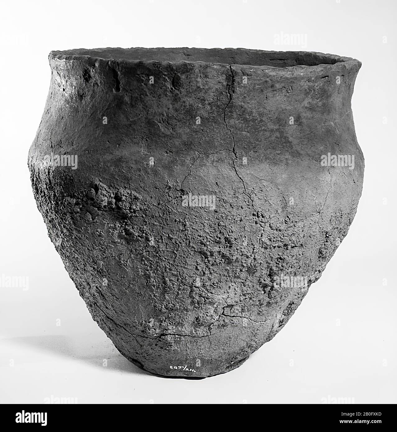 Harpstedterurn of earthenware. Cracks. Removed mold from 16-4-2008. Contains cremated residues, urn, earthenware, h: 24 cm, diam: 25.5 cm, prehistory -800 Stock Photo