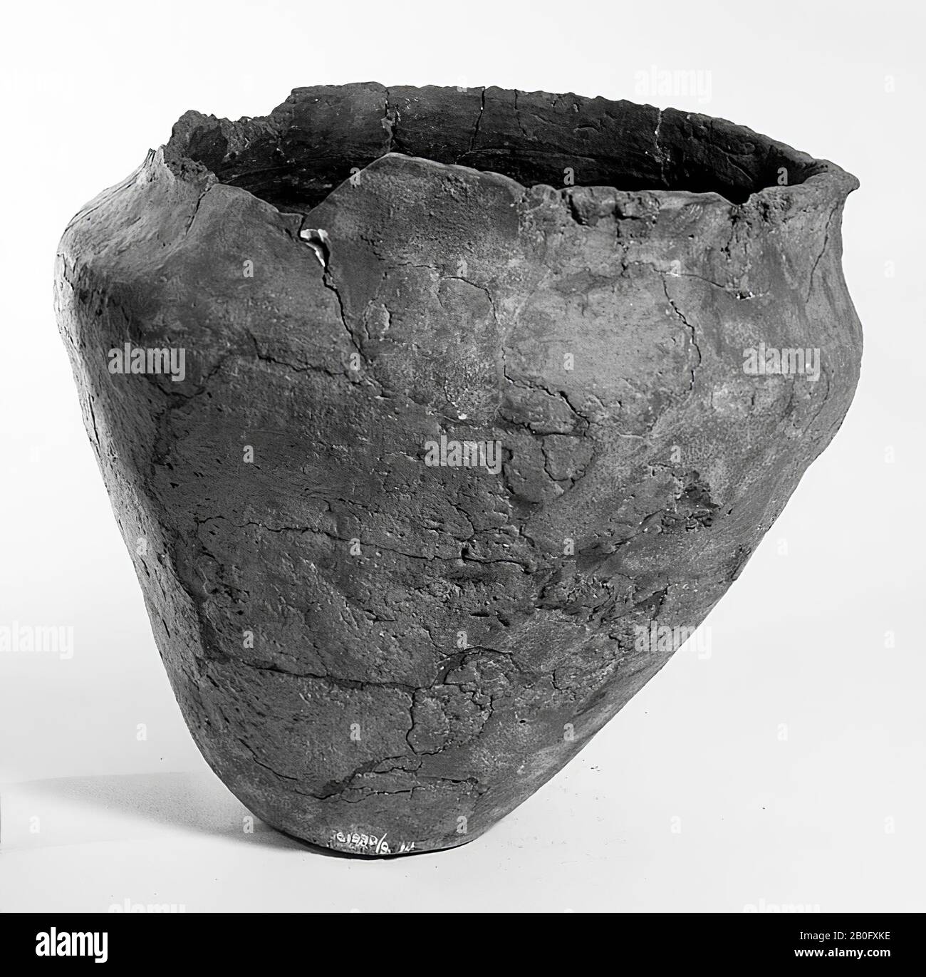 Harpstedter urn of earthenware, rim is partially missing. Unstable old bonding and additions, cracks. Contains cremated residues, urn, earthenware, h: 23 cm, diam: 25 cm, prehistory -800 Stock Photo