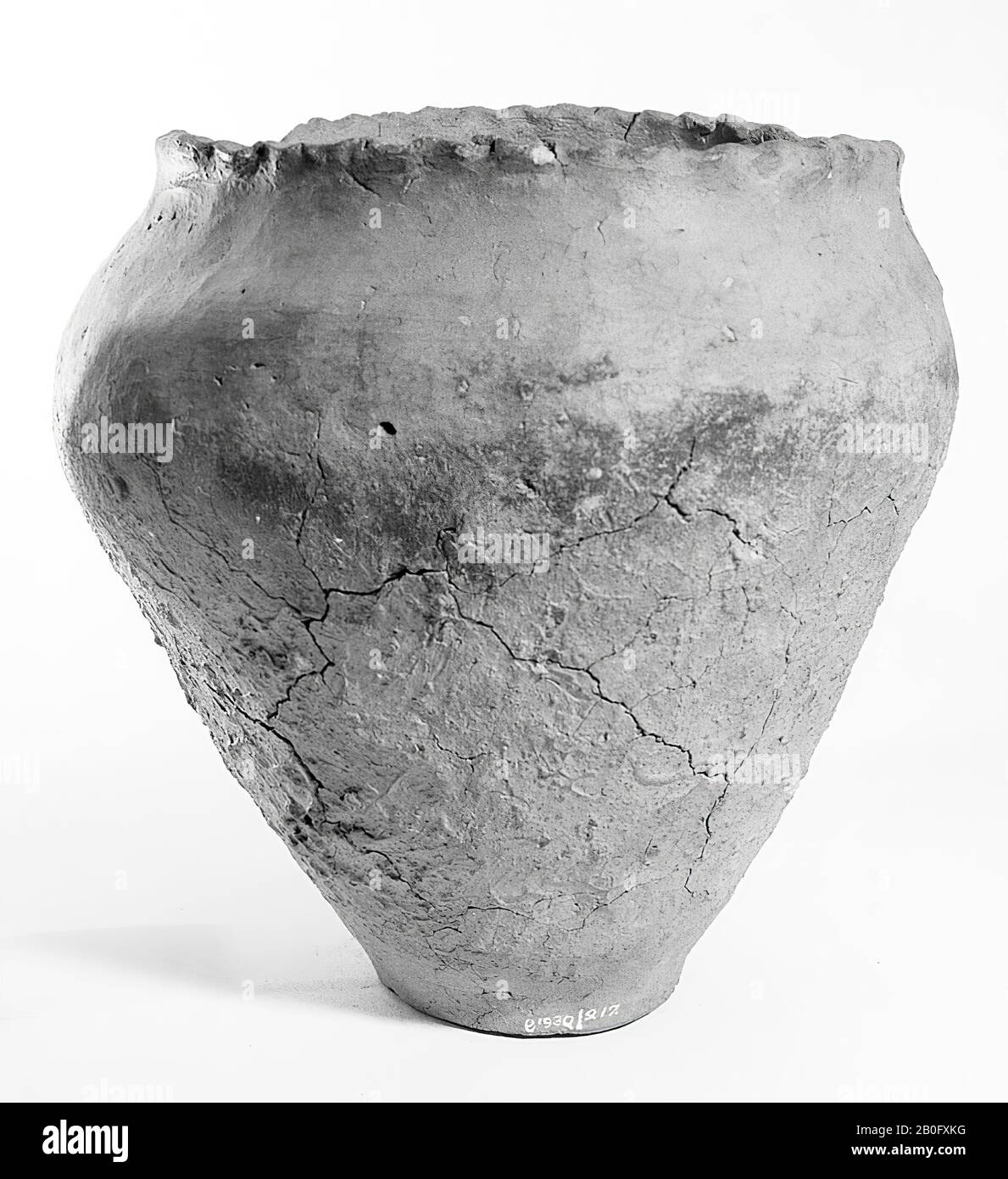 Harpstedterurn of earthenware. Lacune in the edge, open cracks, splitting surface cracks. Contains cremated residues, urn, earthenware, h: 24 cm, diam: 25 cm, prehistory -800 Stock Photo