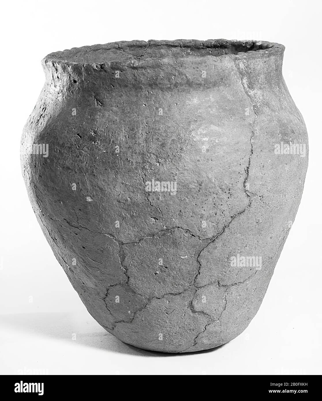 Harpstedterurn of earthenware. Old bondings and additions. Contains cremated residues, urn, earthenware, h: 22.5 cm, diam: 21 cm, prehistory -800 Stock Photo