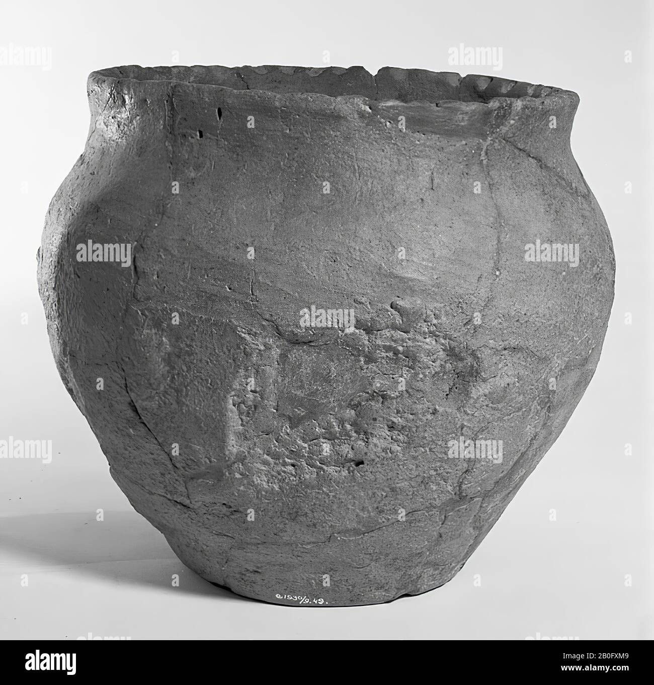 Small stocky Harpstedterurn of earthenware. Old bondings and additions, surface damage. Contains cremated residues, urn, earthenware, h: 17,5 cm, diam: 21 cm, prehistory -800 Stock Photo