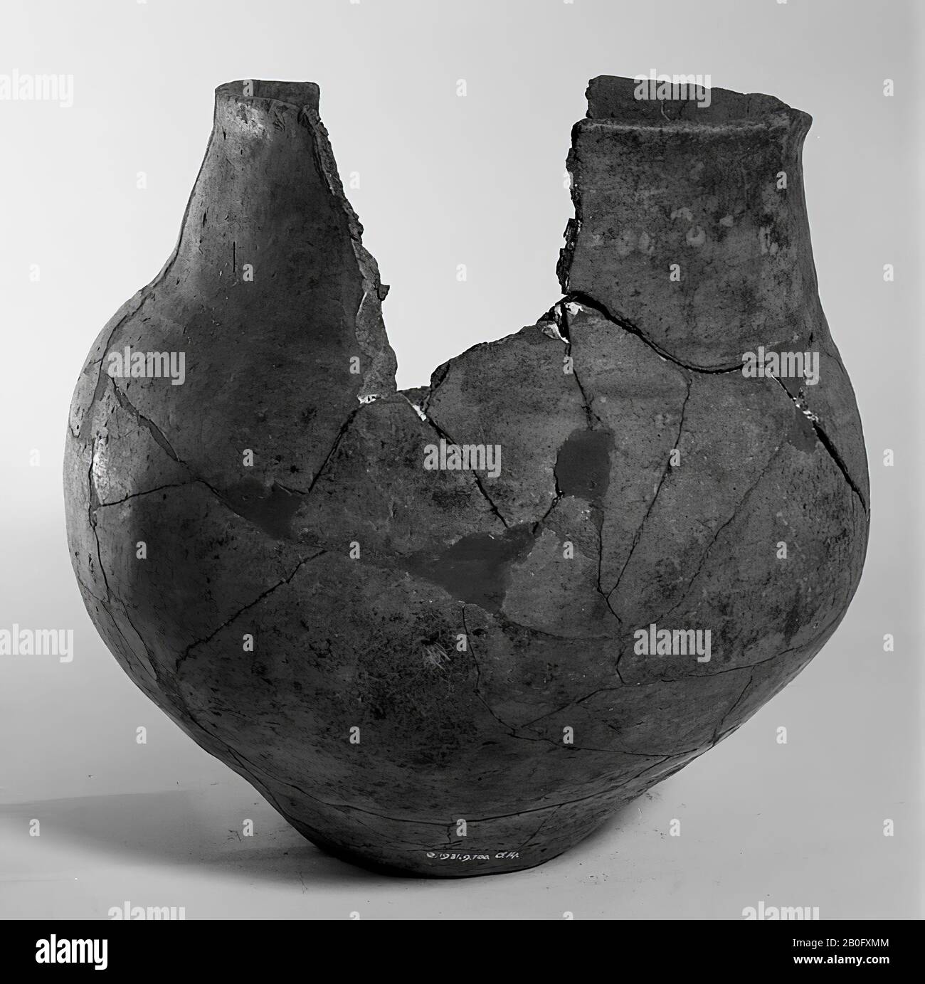 Proto-Saxon urn of earthenware with 2 all-round horizontal grooves on the shoulder. Restored, edge defect. Old gluing and additions, gaps in the wall. Contains cremated residues, urn, earthenware, h: 21.1 cm, diam: 22 cm, prehistory -1200 Stock Photo