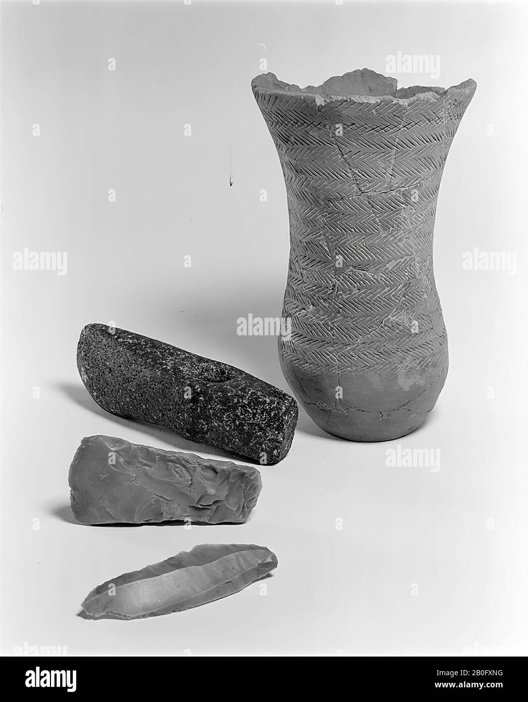 tall, beautifully polished S-shaped cup with decoration of incised slanted lines to the belly, cup, earthenware, height: 21.5 cm, prehistory -2700 Stock Photo