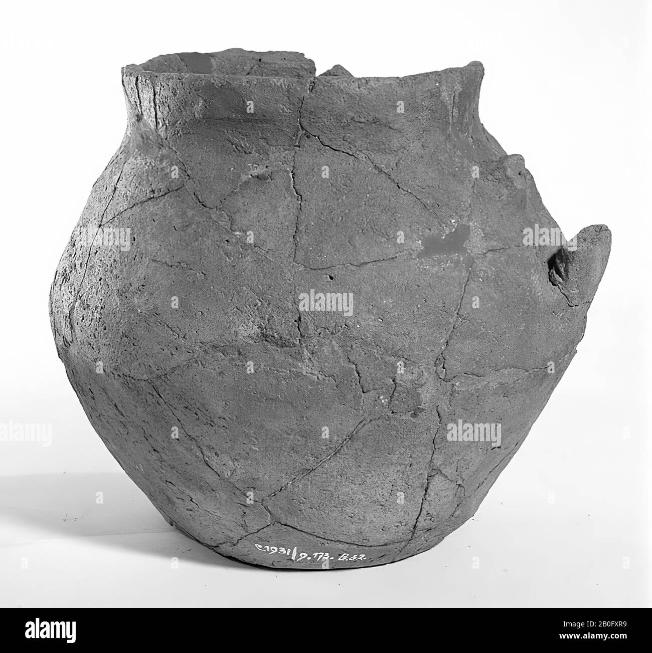 Proto-Saxon urn of earthenware with 2 band-shaped ears. An ear defect, of which still a loose shard attached, old glueing and additions, gap in the edge., Urn, pottery, h: 14.5 cm, diam: 16.5 cm, prehistory -1200 Stock Photo