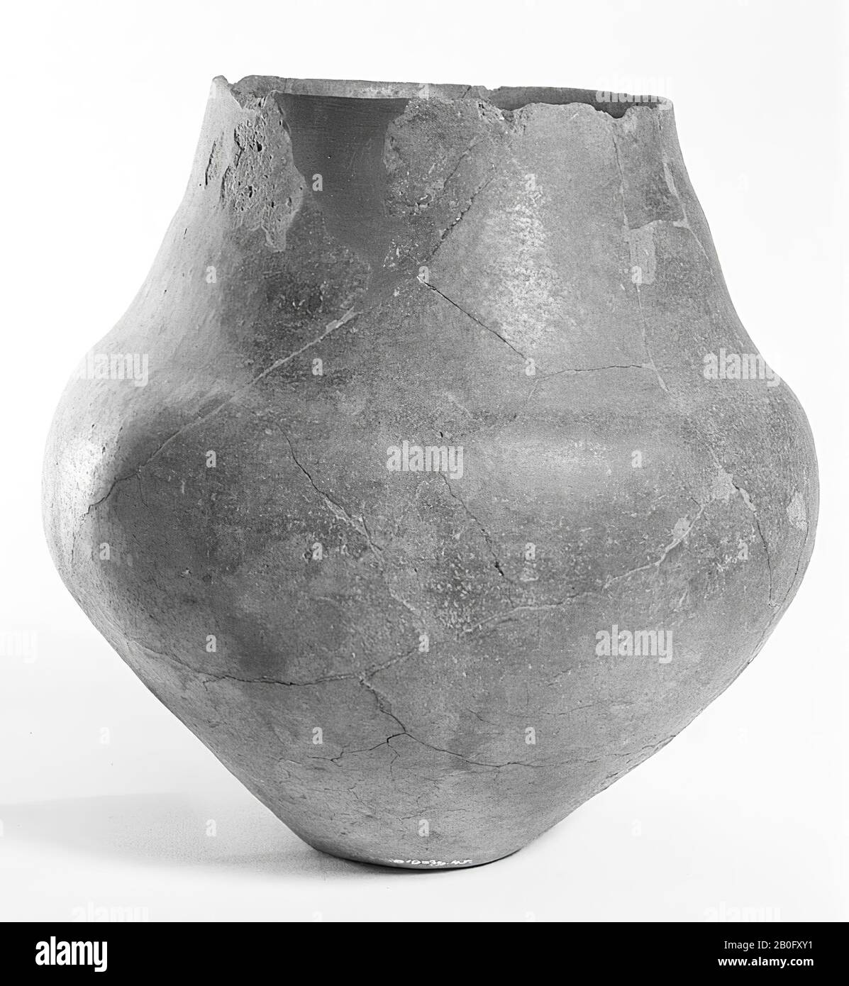 Proto-Saxon urn of earthenware. Old bonding and additions, the edge is damaged, surface damage. Contains cremated residues, urn, earthenware, h: 22.2 cm, diam: 22 cm, prehistory -1200 Stock Photo