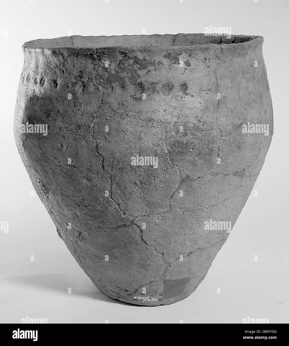 Germanic cartel edge of earthenware with nail impressions. Unstable old bonding and additions. Contains cremated residues, urn, earthenware, h: 24 cm, diam: 23.5 cm, prehistory -1200 Stock Photo