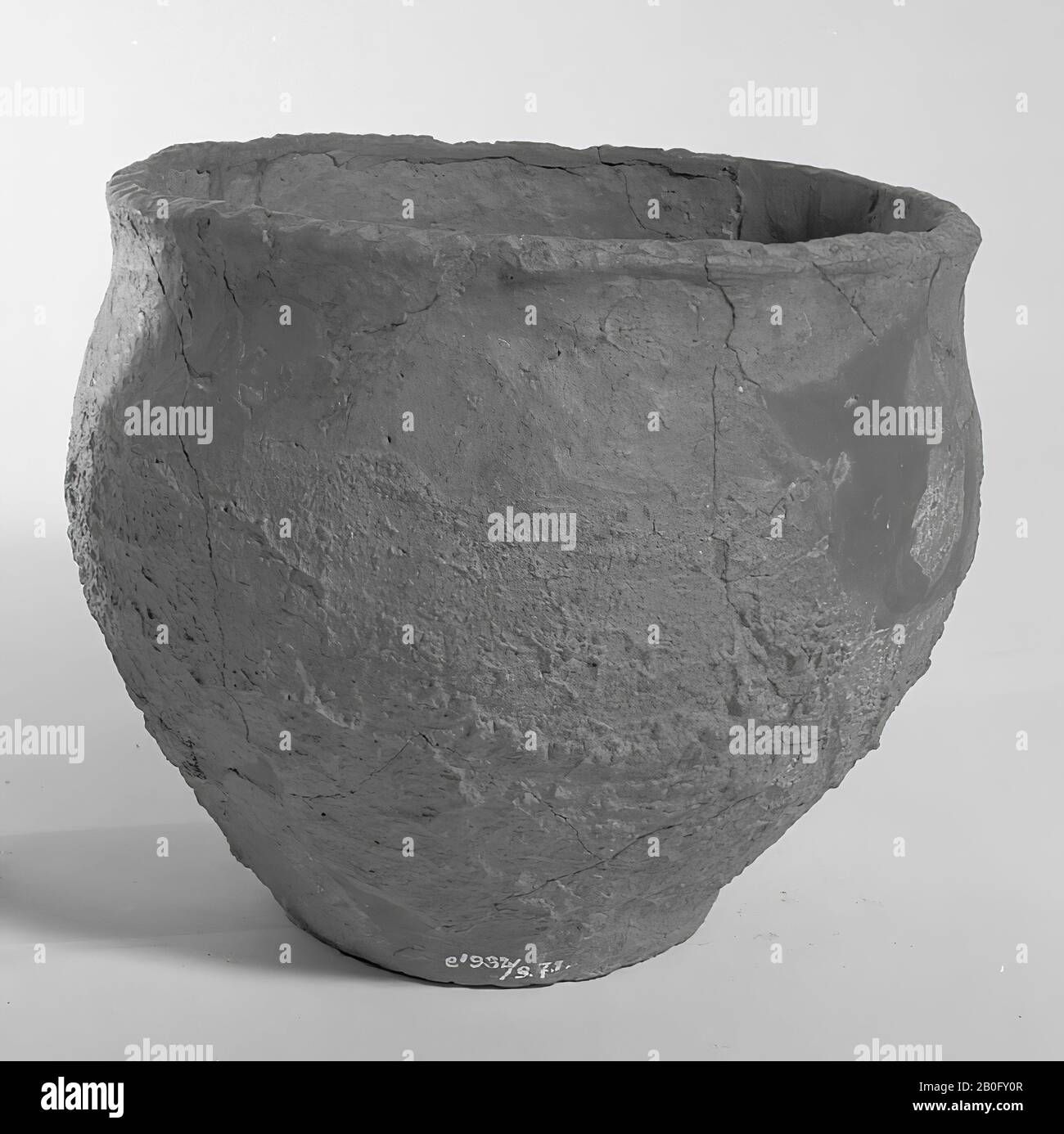 Germanic roundabout of earthenware. Old bondings and additions. Contains cremated residues, urn, earthenware, h: 14.5 cm, diam: 16.5 cm, prehistory -1200 Stock Photo