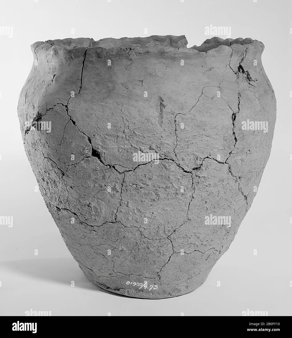 Germanic roundabout of earthenware. Unstable old bonding, cracks, the edge is damaged, surface damage. Contains cremated residues, urn, earthenware, h: 18 cm, diam: 18.5 cm, prehistory -1200 Stock Photo