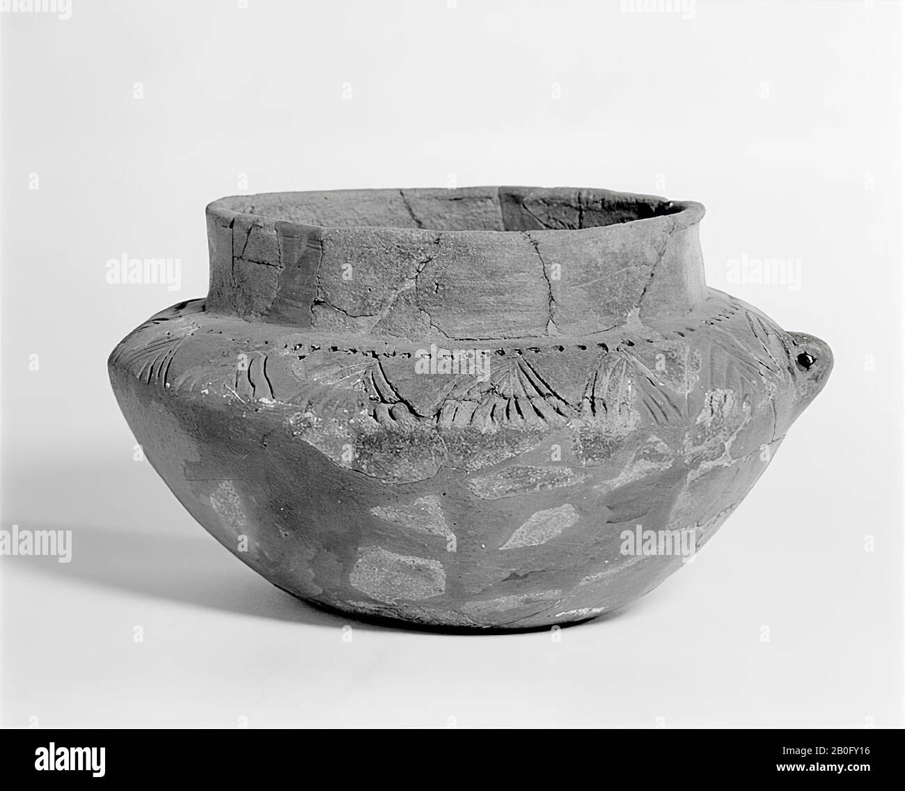 Wide, flat Hallstatturntje of earthenware with earpiece, decorated. Old bondings and additions. Contains cremated residues, urn, earthenware, h: 11.5 cm, diam: 20.5 cm, prehistory -1200 Stock Photo