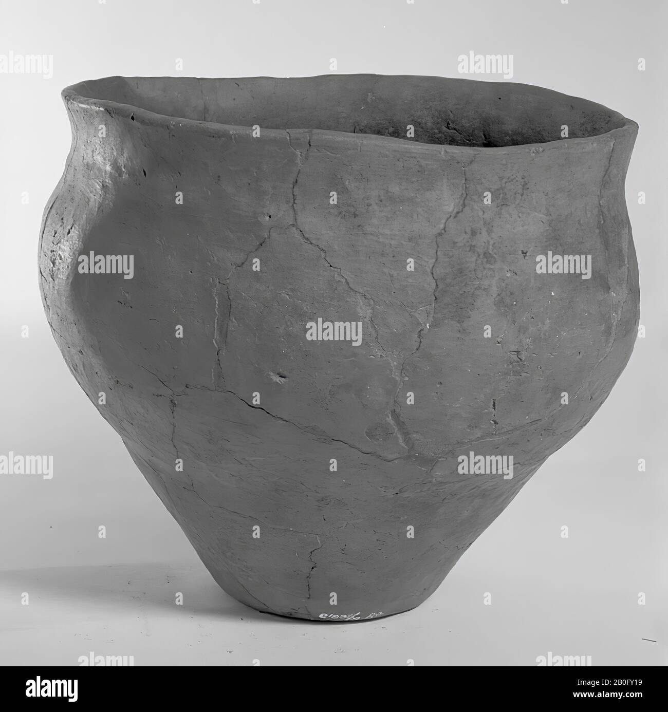 Slender Hallstatturn of earthenware. Old bonding. Contains cremated residues, urn, earthenware, h: 18 cm, diam: 20.5 cm, prehistory -1200 Stock Photo