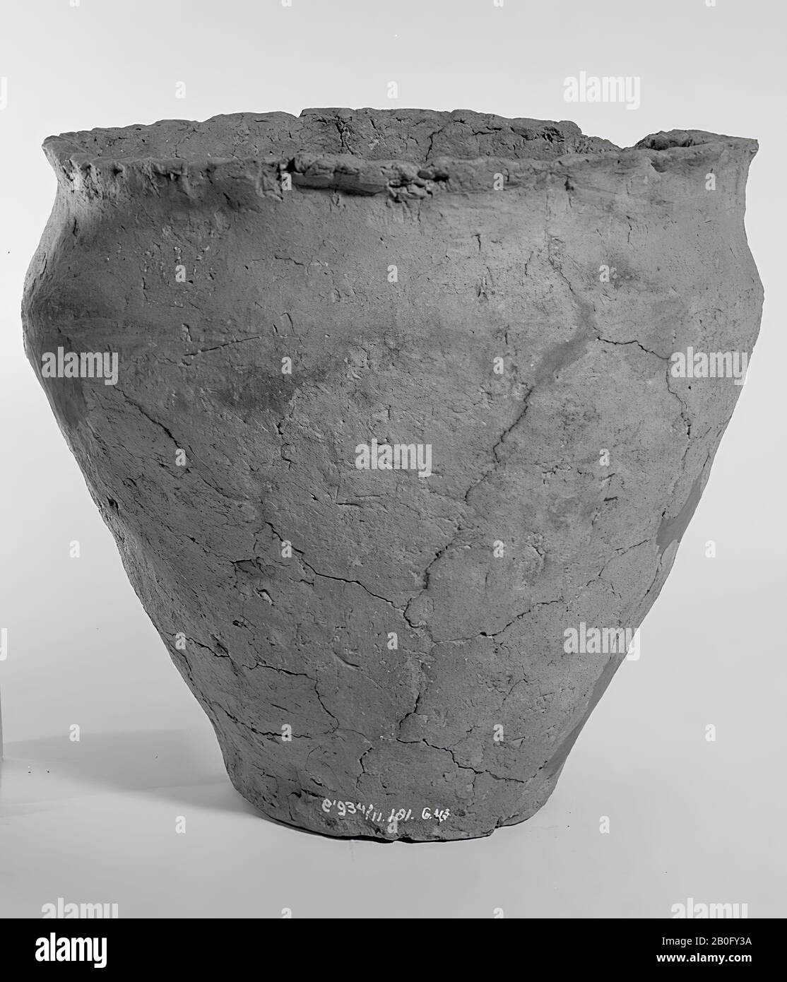 Germanic urn of earthenware with serrated edge, without decoration. Many glueing and some additions. Contains cremated residues, urn, earthenware, h: 21.8 cm, diam: 23.6 cm, prehistory -800 Stock Photo