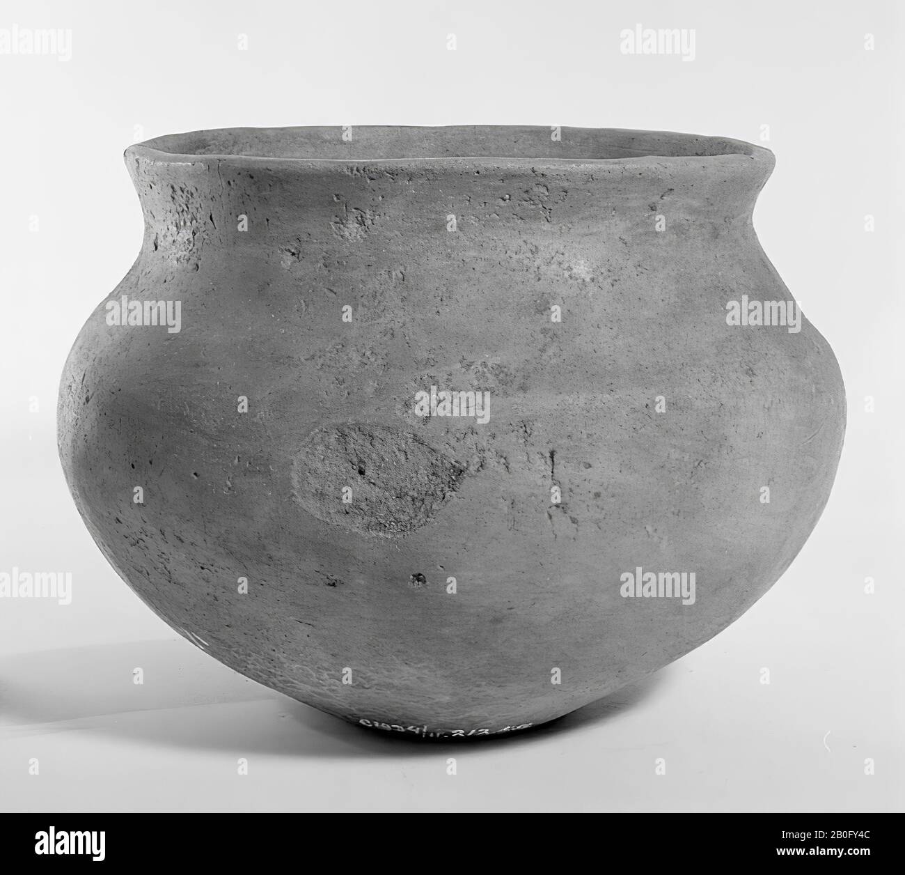 Hallstatt-urn of earthenware without decoration. Crack in the edge, surface damage. Contains cremated residues, urn, earthenware, h: 14.2 cm, diam: 19.2 cm, prehistory -800 Stock Photo