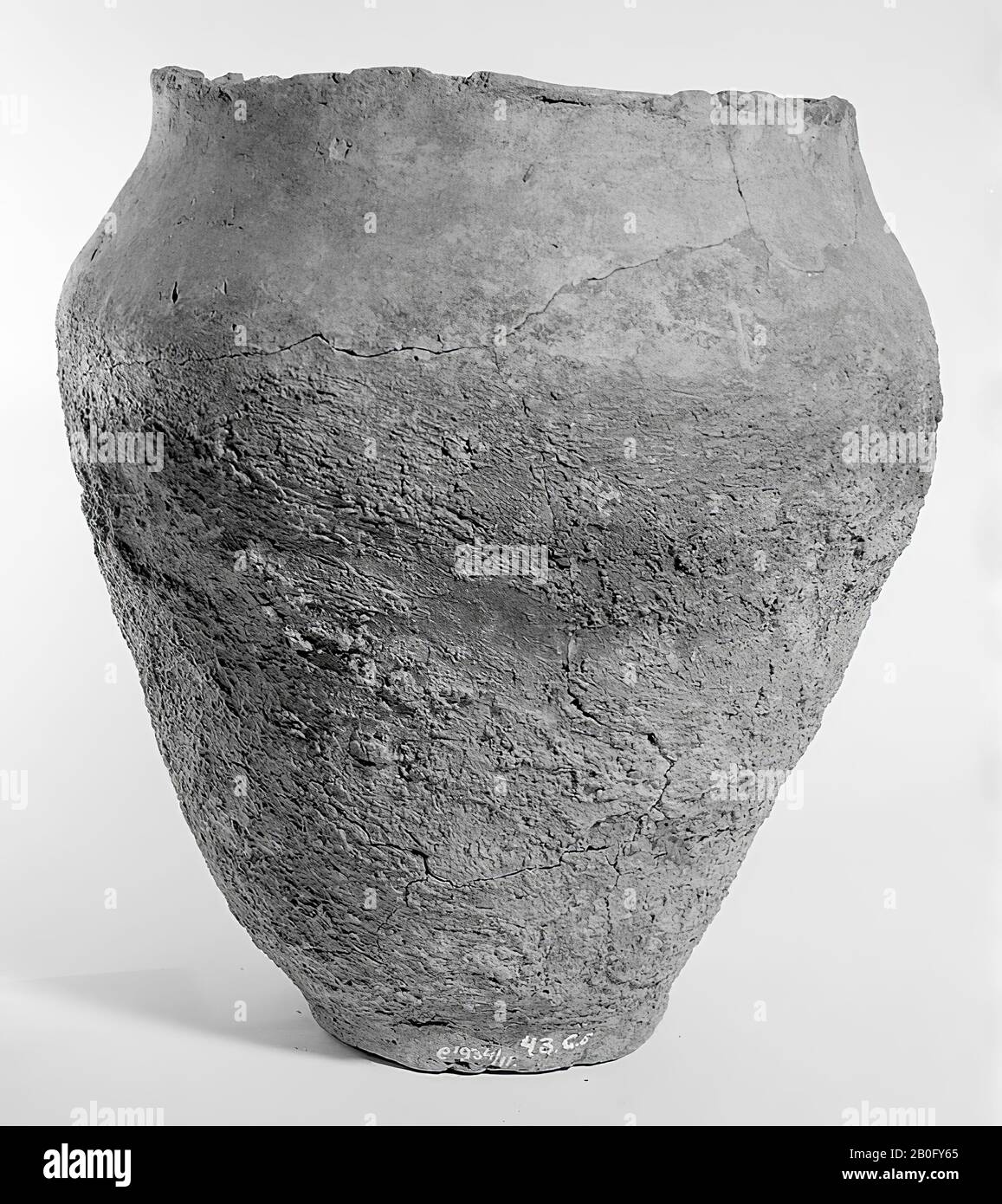 Large Germanic urn of earthenware with serrated edge. Glueing and additions. Contains cremated residues, urn, earthenware, h: 30 cm, diam: 25.5 cm, prehistory -800 Stock Photo