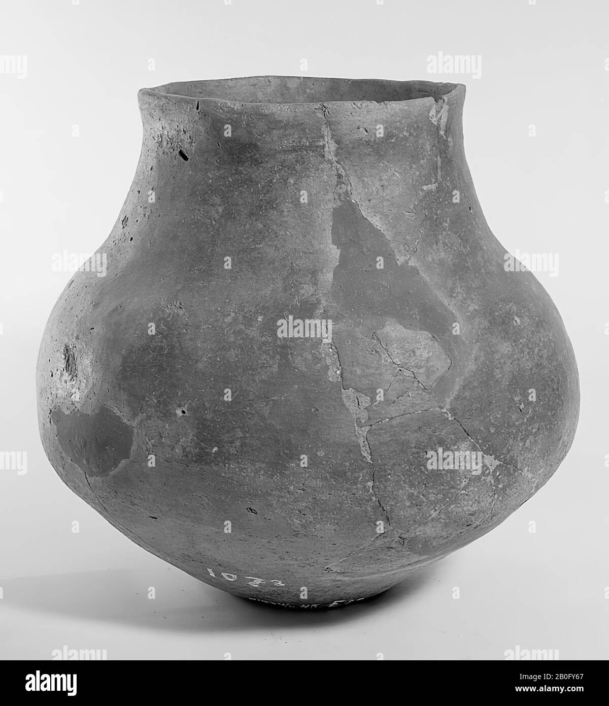 Proto-Saxon urn of earthenware without decoration. Some glues and additions, various cracks with branches, hole in the belly, urn, pottery, h: 21.9 cm, diam: 22.5 cm, prehistory -1200 Stock Photo