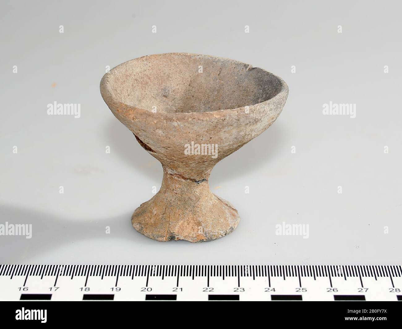 Light bulb, eggshell-shaped., side pot, earthenware, h: 5.5 cm, prehistoric, the Netherlands, Gelderland, Wijchen, Wijchen, Valendries, terrain b Stock Photo