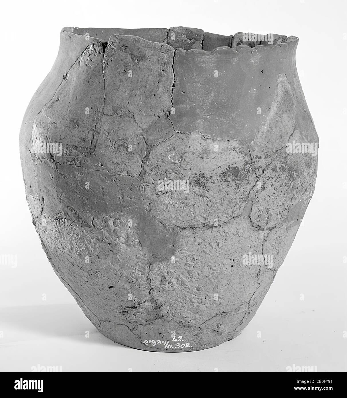 Germanic urn of earthenware with serrated edge. Old unstable bonding and additions, the edge is damaged. Contains cremated residues, urn, earthenware, h: 18.1 cm, diam: 17 cm, prehistory -800 Stock Photo