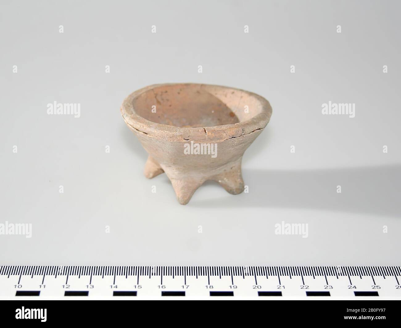 Light on 4 legs, egg-shaped, sec. burnt, pot, pottery, h: 4.5 cm, prehistoric, the Netherlands, Gelderland, Wijchen, Wijchen Stock Photo
