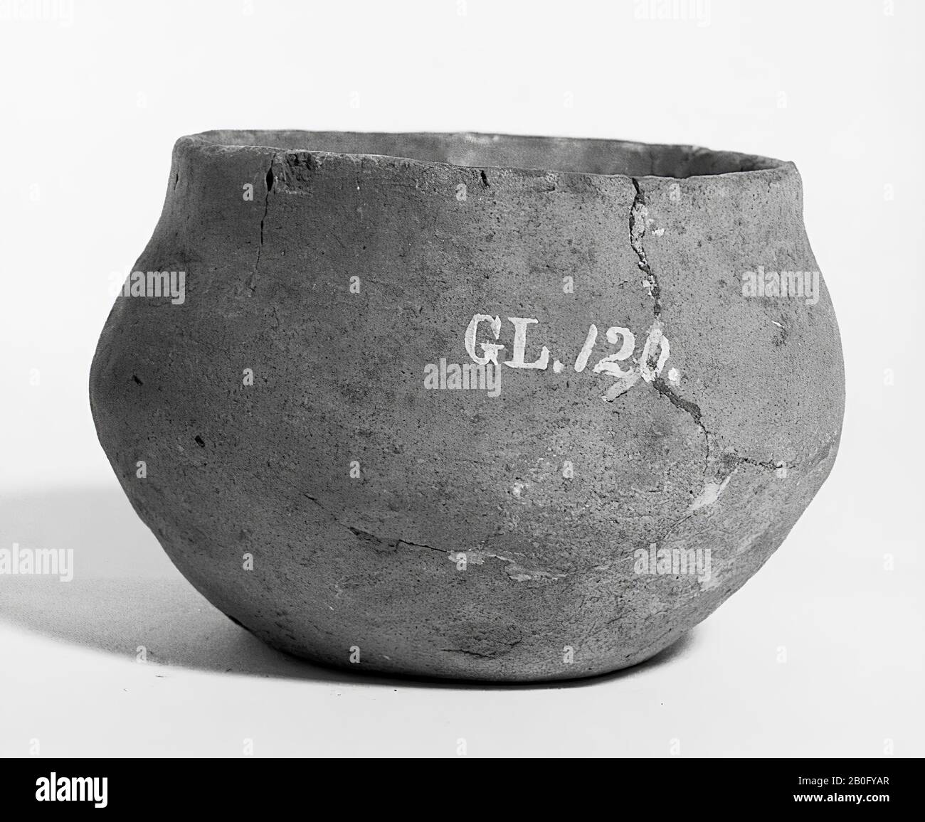 small reddish gray pot, bee pot, pottery, height: 7.6 cm, prehistory -1200 Stock Photo