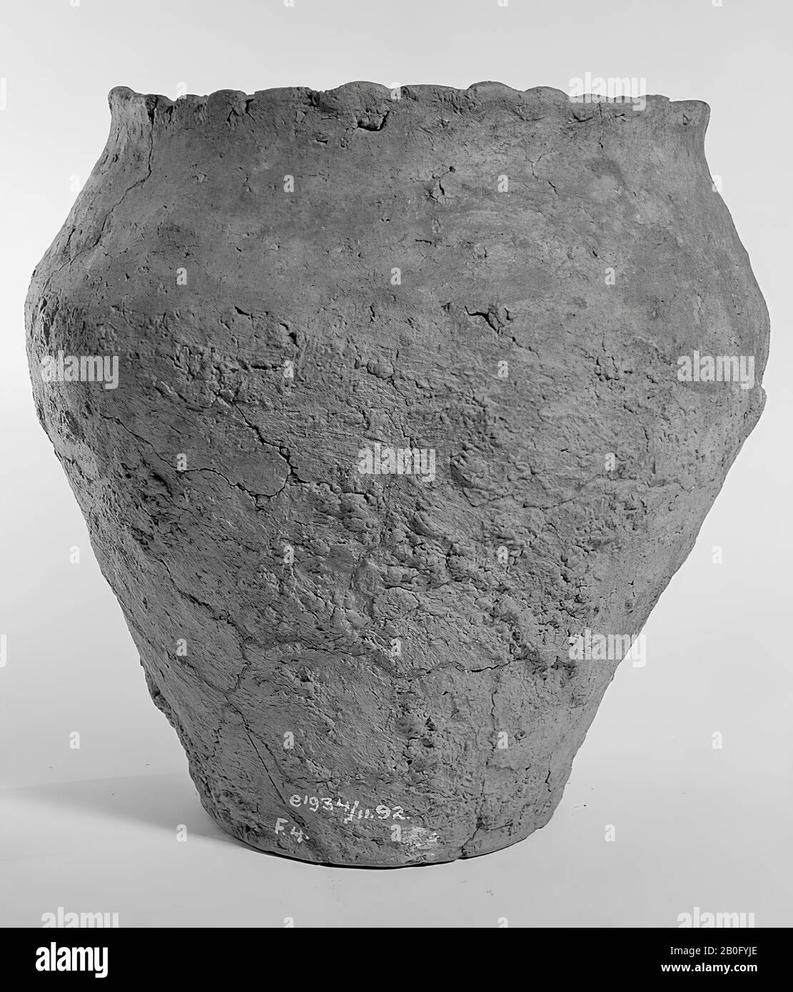 Germanic urn of earthenware with serrated edge. Old bondings and additions. Contains cremated residues, urn, earthenware, h: 22.1 cm, diam: 21.5 cm, prehistory -800 Stock Photo