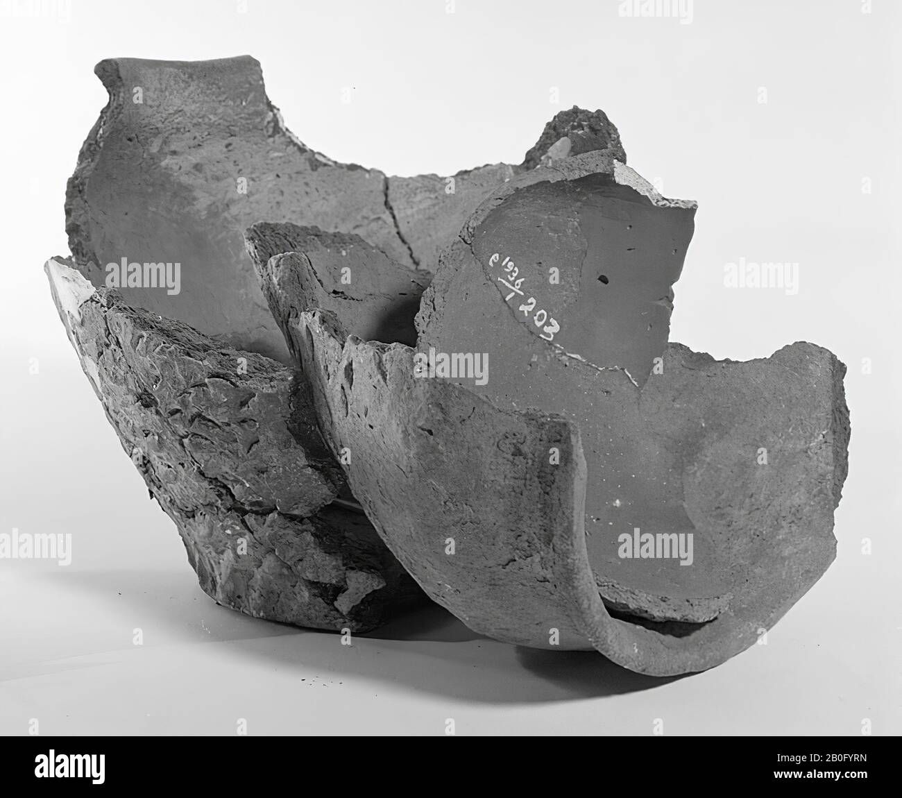 Lower part of a small urn of earthenware, decorated on the lower half with deep nail impressions, so that the surface is covered by regular irregularities. La Tène probably. Old bonding and supplementing. On 18-2-2008 mold removed., Urn, fragment, pottery, h: 7.1 cm, diam: 10.6 cm, prehistory -1200 Stock Photo