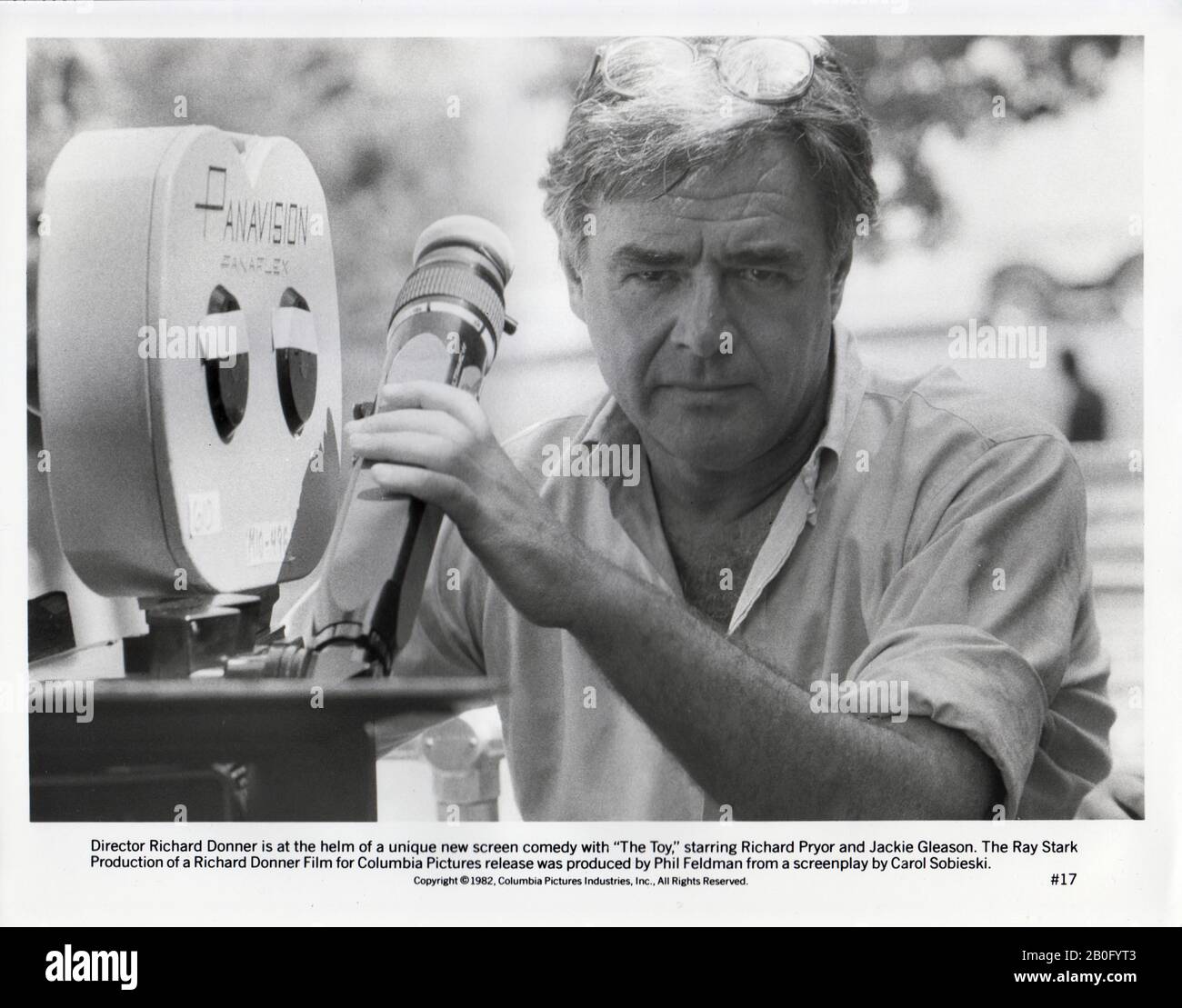 RICHARD DONNER ON SET OF 'THE TOY' (1982) COLUMBIA/MOVIESTORE COLLECTION LTD Stock Photo