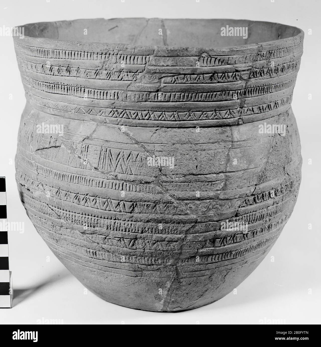 Particularly large cup of Veluwer earthenware, largely decorated with narrow zones of geometric ornaments. With old glueing and additions. With cracks and chips from the edge. In addition, a small clay-print of the decoration attached., Cup, earthenware, h: 20.2 cm, diam: 22.6 cm, prehistory -2300 Stock Photo